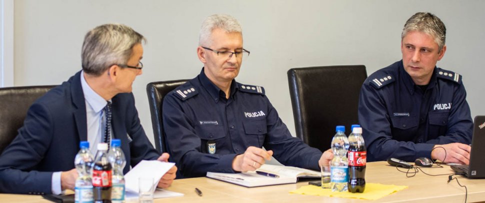 Wiceprezydnt, zastępca Komendanta Wojewódzkiego i Komendant Miejski Policji w Rudzie Śląskiej siedzący przy stole