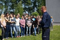 Policjant w czasie wygłaszania odezwy Ogólnopolskiego Głosu Profilaktyki