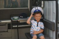Najmłodszym wystarczyło zdjęcie w policyjnej czapce. Na zdjęciu jeden z najmłodszych mieszkańców Rudy Śląskiej.