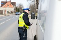 Policjant z drogówki w trakcie kontroli busa