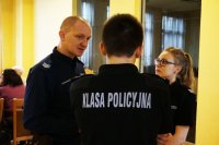 Policjant z uczniami