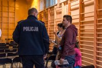 Policjanci podczas spotkania z mieszkańcami dzielnic Orzegów i Godula