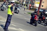 Policjant zabezpieczający przejazd motocyklistów