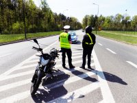 Policjanci i motocyklista - odblaski