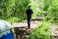 Policjanci patrolują tereny przy lasach