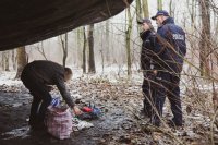 Policjanci kontrolujący miejsca przebywania bezdomnych - zdjęcia poglądowe z archiwum rudzkiej policji