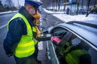 Zdjęcia z akcji - policjanci i radiowcy nagradzają kierowców jeżdżących zgodnie z przepisami