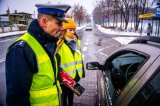 Zdjęcia z akcji - policjanci i radiowcy nagradzają kierowców jeżdżących zgodnie z przepisami