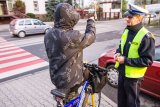 zdjęcie - policjant i rowerzysta w rejonie przejścia dla pieszych