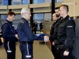 Zdjęcie - Zastępca Komendanta Wojewódzkiego składa gratulacje wyróżnionym policjantom - 5 policjantów na zdjęciu - dwóch w niebieskich mundurach, trzech w czarnych przyjmuje gratulacje