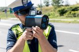 zdjęcie - policjant drogówki dokonuje pomiaru radarowym miernikiem prędkości