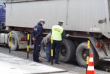 zdjęcie - policjanci kontrolują ciężarówkę - zdjęcie poglądowe