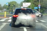 zdjęcie poglądowe - samochód na skrzyżowaniu - wydobywający się biały dym z układu wydechowego