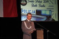 Zdjęcie z uroczystości Święta Policji przedstawia  Komendanta Miejskiego Policji w trakcie przemówienia