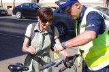 zdjęcie poglądowe z archiwum policji : rowerzystka i policjant
