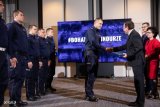 Minister nagradza bohaterskiego policjanta