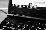 zdjęcie czarno-białe na którym widać komputer typu laptop