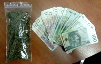 zdjęcie kolorowe - woreczek z marihuaną i banknoty