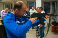 rezerwista mierzy z karabinu w tle inne osoby w trakcie szkolenia praktycznego z używania broni