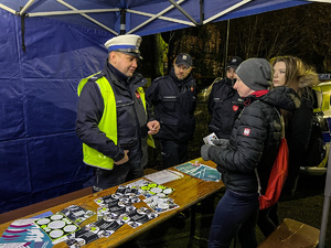 zdjęcie przedstawia policjantów i kobiety zainteresowane służbą w trakcie rozmowy