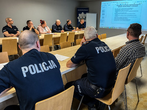 zdjęcie przedstawia salę narad komendy w czasie szkolenia, policjanci i pracownicy policji siedzą i oglądają przygotowaną prezentację