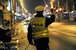 zdjęcie poglądowe przedstawiające policjanta w nocy na ulicy