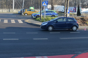 zdjęcie przedstawiające miejsce wypadku - ulica, przejście dla pieszych, samochód osobowy