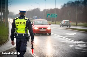 zdjęcie poglądowe - policjant z drogówki stojący na ulicy