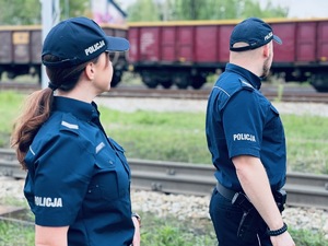 zdjęcie z działań w rejonie dworca Ruda Śląska Chebzie - policjantka i policjant w rejonie torów obserwują wagony węglarki