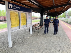 zdjęcie z działań w rejonie dworca Ruda Śląska Chebzie - policjantka i policjant idący peronem dworca kolejowego